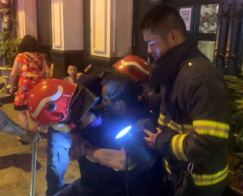 Cháy ở Hà Nội: Dập tắt đám cháy và cứu hai người an toàn tại phố Cầu Gỗ